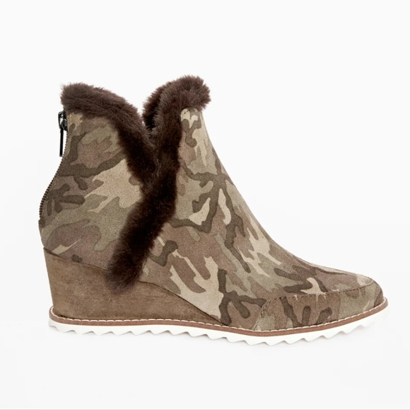 NWT Pelle Moda Erin Faux Fur Lined Suede Wedge Booties in Camo Sz. 6.5 - Picture 1 of 13